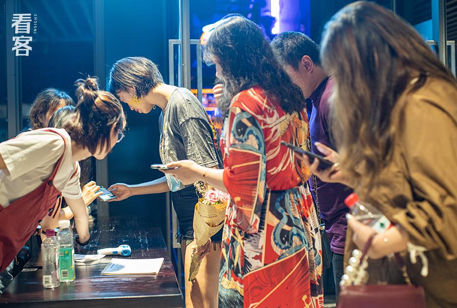 麦克风后面的人：太痛苦的时候，我们不写脱口秀