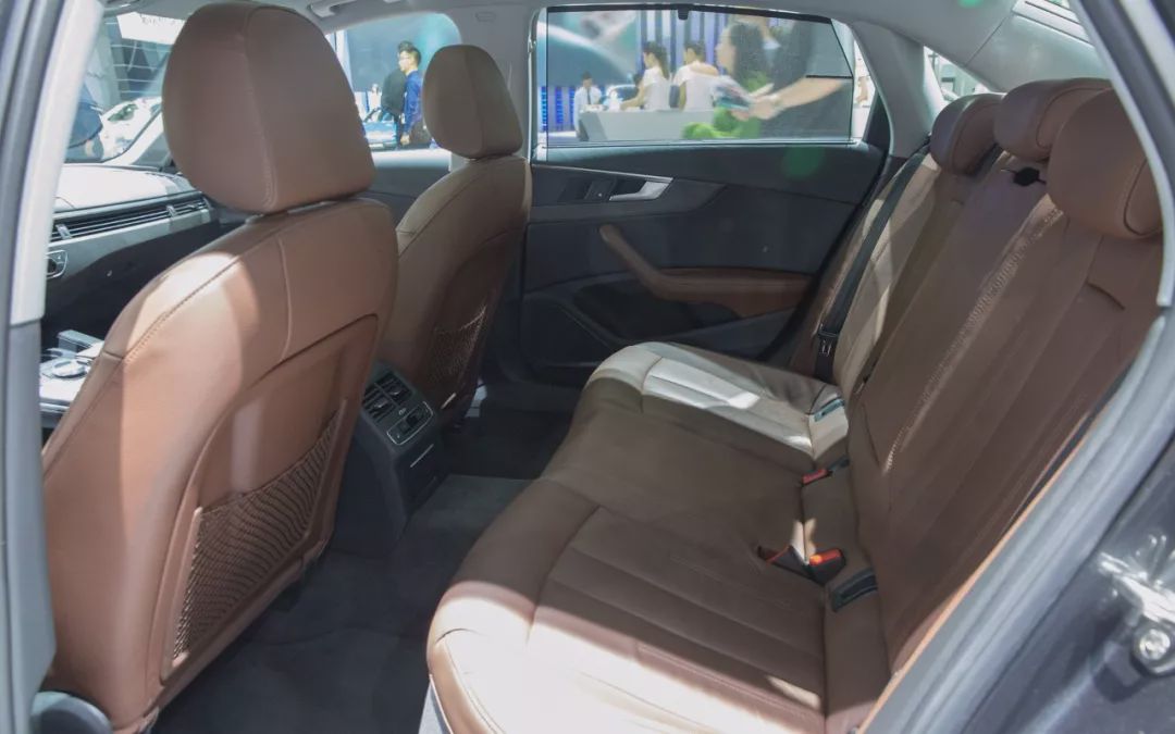 奥迪a4l45quattro臻选动感型,18款奥迪a4l45quattro试驾