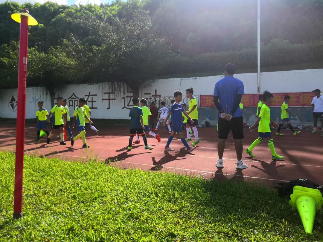 一堂有活力的足球训练课,感受一下足球带给我们的魅力
