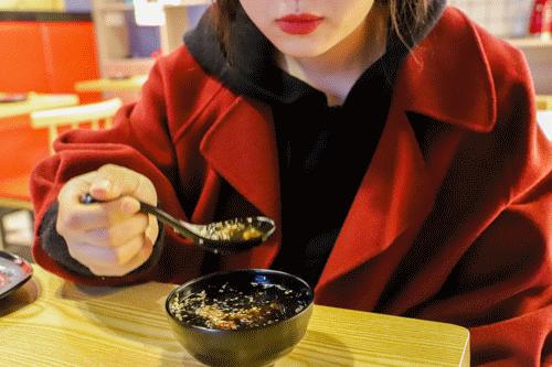 这家国潮网红串串落地襄阳啦，你只管拿串不用涮可以直接开吃