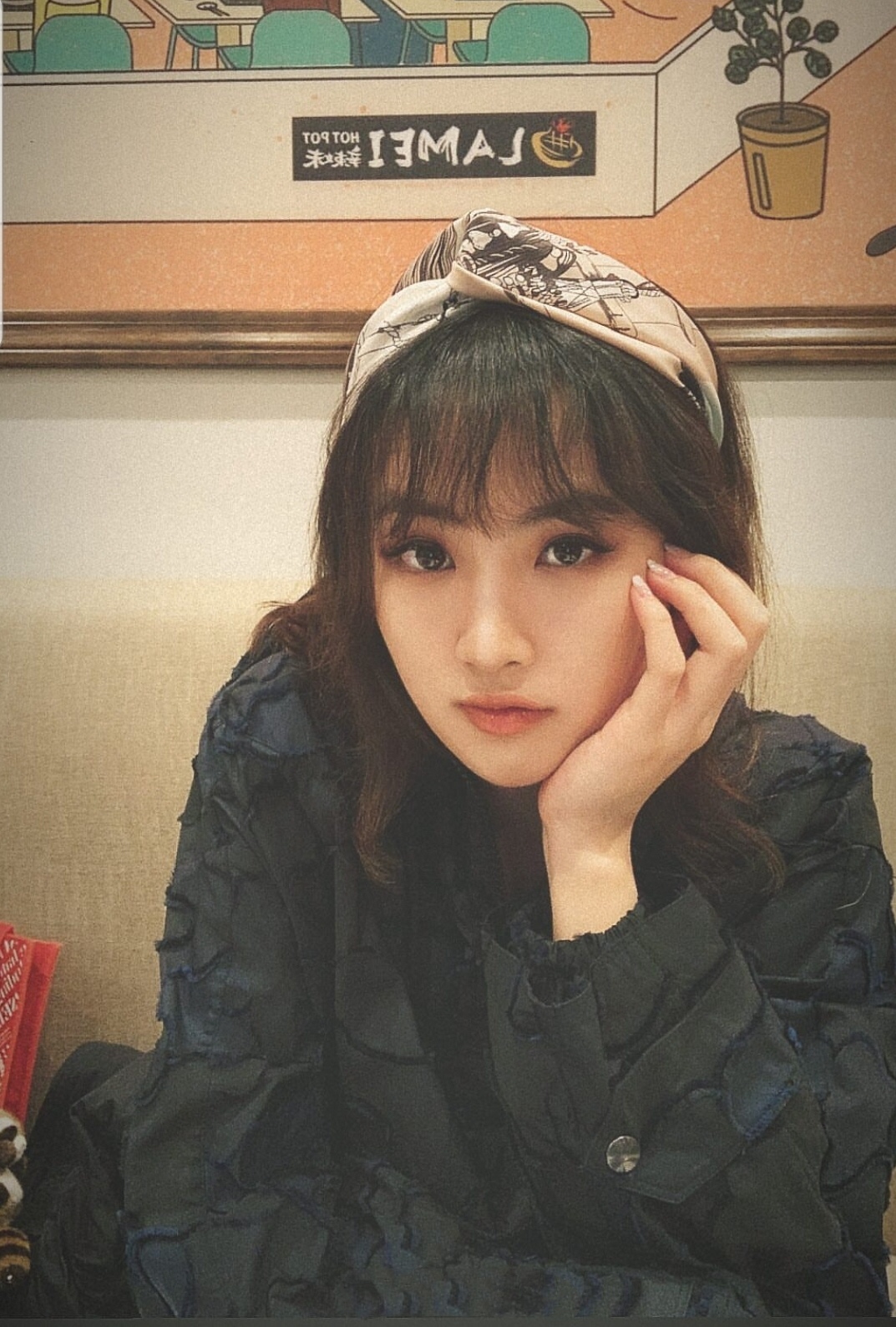 华为小公主和洪晃隔空撞衫，一个秀豪宅外的雪山，一个豪宅里遛狗