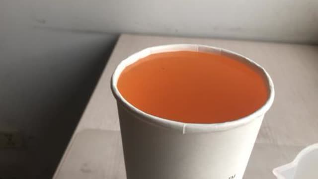 超大杯奶茶下面居然是空的？记者专门买了量杯，结果…