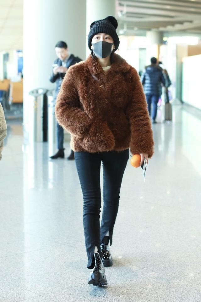 38岁马苏戴口罩现身，穿皮草配紧身裤可爱减龄，只是帽子有点显老