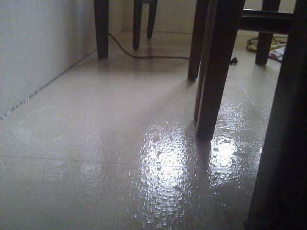 南方雨季房间潮湿怎么办小妙招,南方潮湿墙壁流水怎么处理