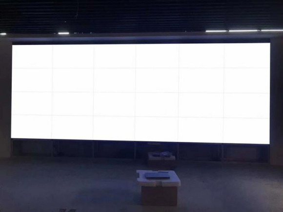 巴中使用1X8LCD无色差拼接屏施工是什么？