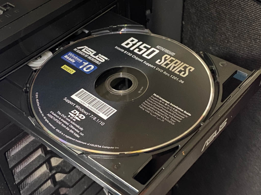 侧透机箱能装光驱,外置光驱在机箱外面放置的光驱