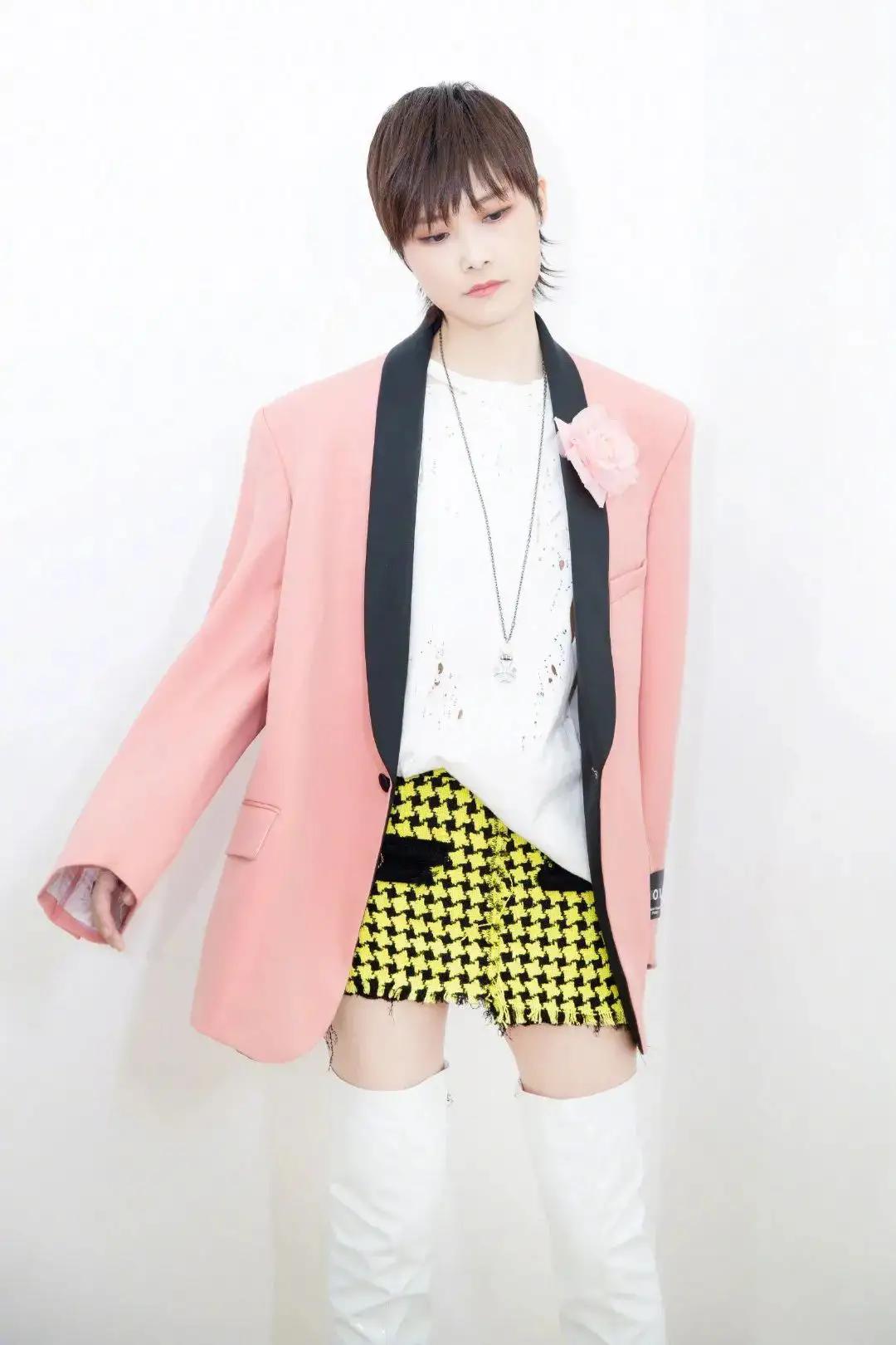 刘敏涛真没把自己当大婶,穿粉色卫衣配百褶裙,像小姑娘一样