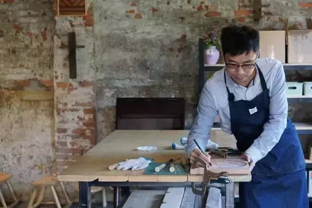 放弃世界顶尖银行工作,他回村当木匠,在废墟上盖出了爆美小院!