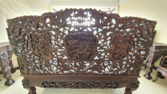 男子30年前收藏一套黑檀木家具，如今有人出800万他不舍得卖