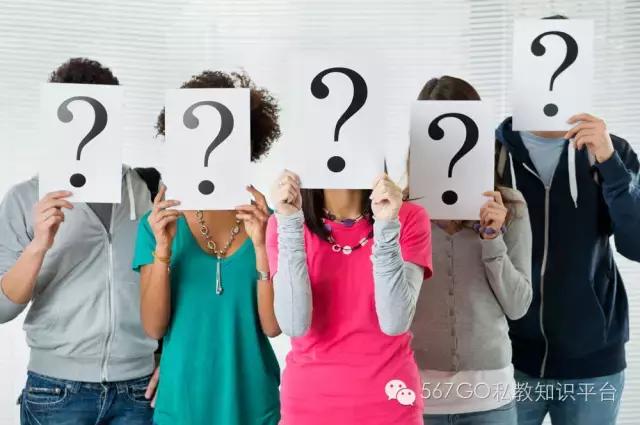 教练帮学员做拉伸动作教学,女教练教拉伸