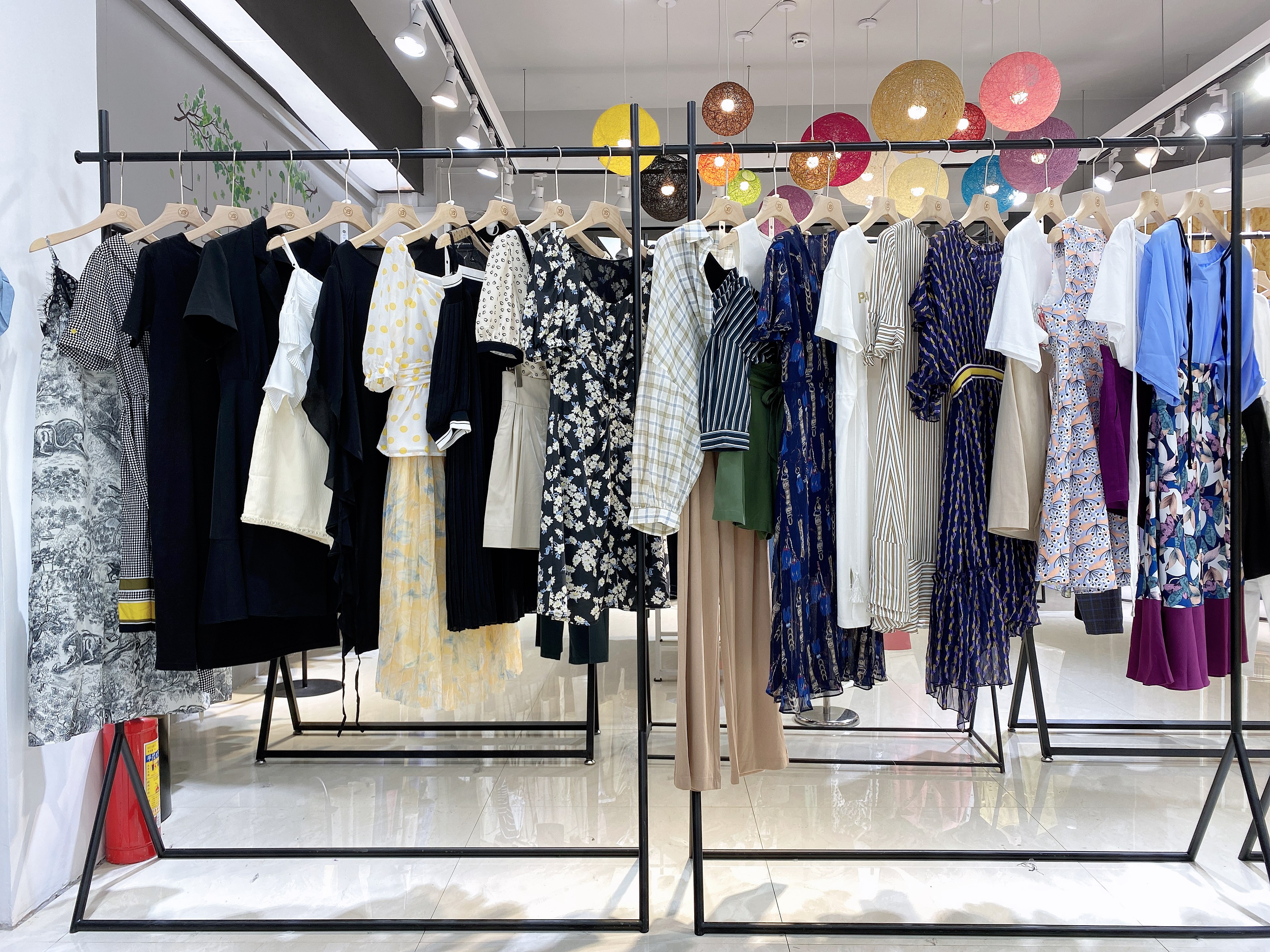 三彩女装最新撤柜尾货批发,三彩品牌折扣店女装清仓冬款