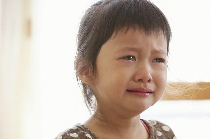 分房睡后妈妈担心女儿不适应，女儿却说真好，看完监控哭了