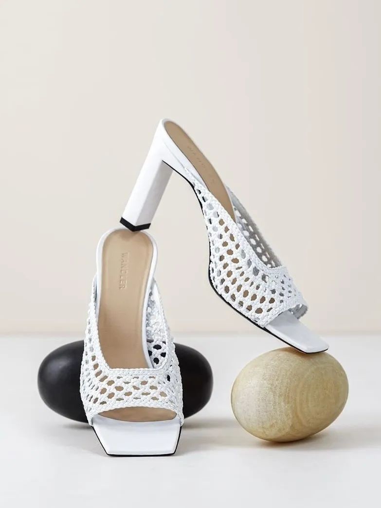 今年最火的4款凉鞋清爽又时髦,一双土到极致的凉鞋就是潮