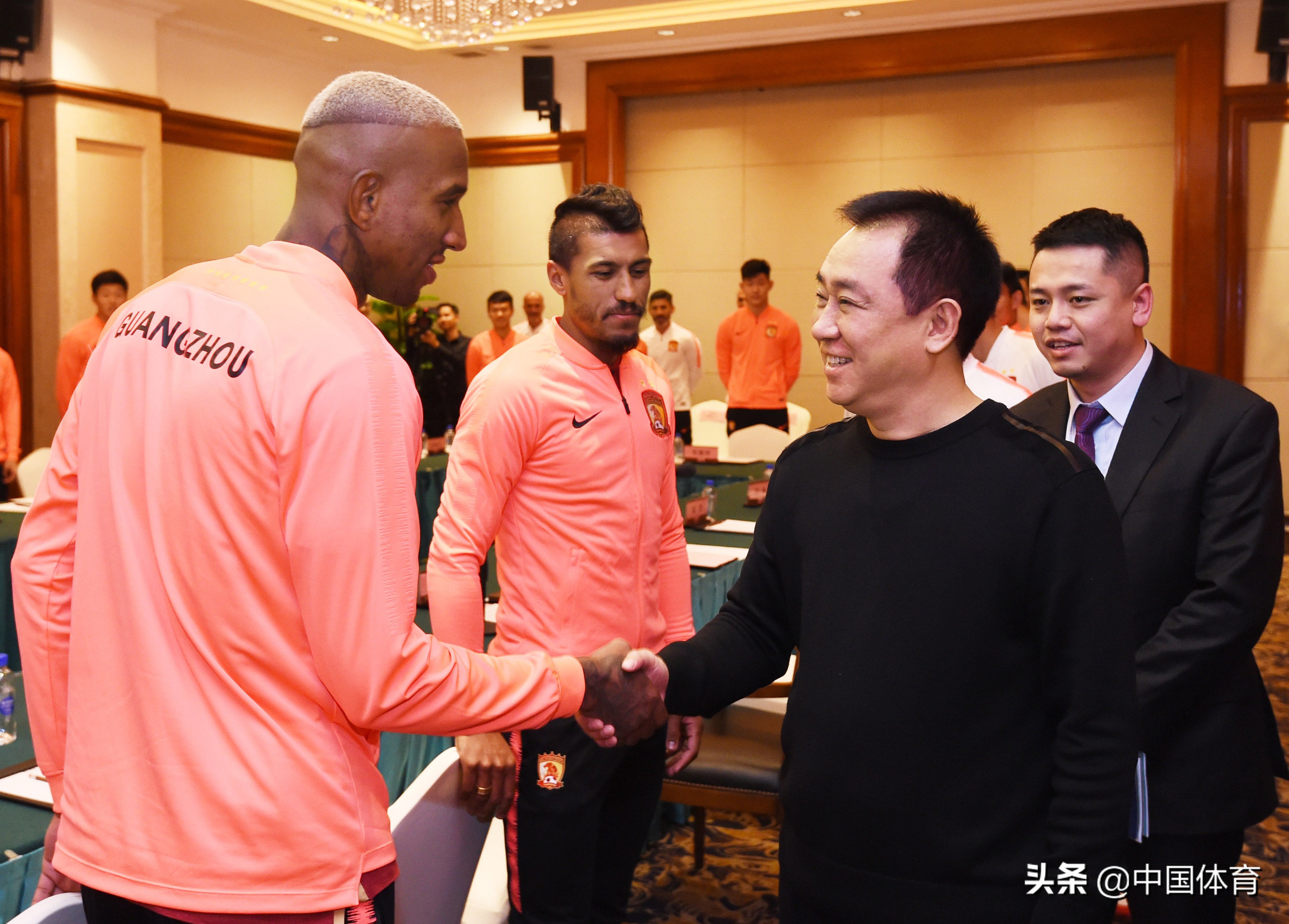 许家印铁腕管理誓夺双冠,恒大地产许家印开会