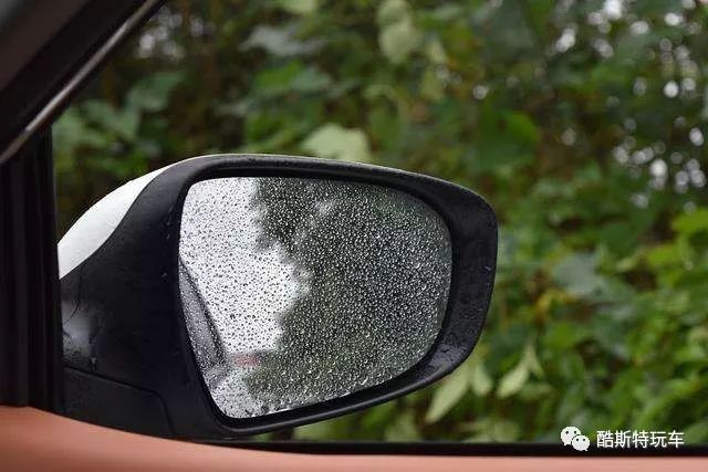 后视镜下雨天怎么防水泡,下雨后视镜看不清防水贴