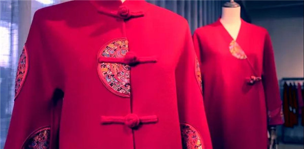 这家服企是博柏利、阿玛尼等大牌的核心供应商，日本人御寒首选他