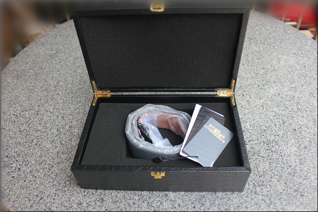 劳斯名爵内穿捷豹皮带，会让人觉得皮带与人浑然一体、相得益彰