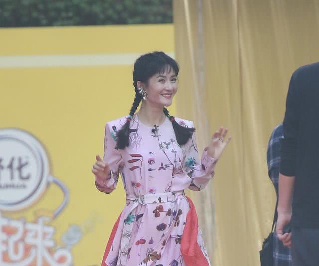 谢娜穿高级感连衣裙,谢娜穿三宅连衣裙