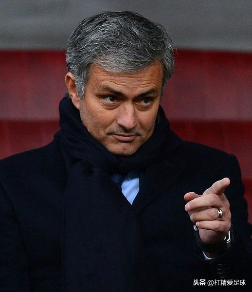 为什么穆里尼奥进场绊倒对手,穆里尼奥防守反击真实视频