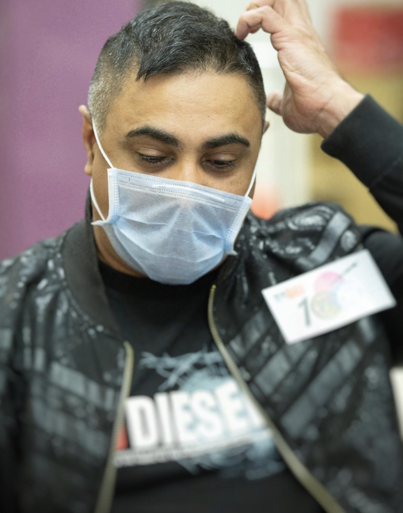 49岁TVB印裔绿叶乔宝宝街头免费送口罩，亲身赴印度采购成本低廉