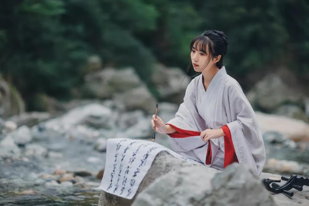 诗经月出的赏析,诗经赏析