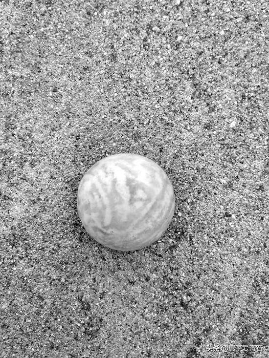 在大山捡到发光的石头有什么危害,网上卖的发光夜明珠对人体有害吗