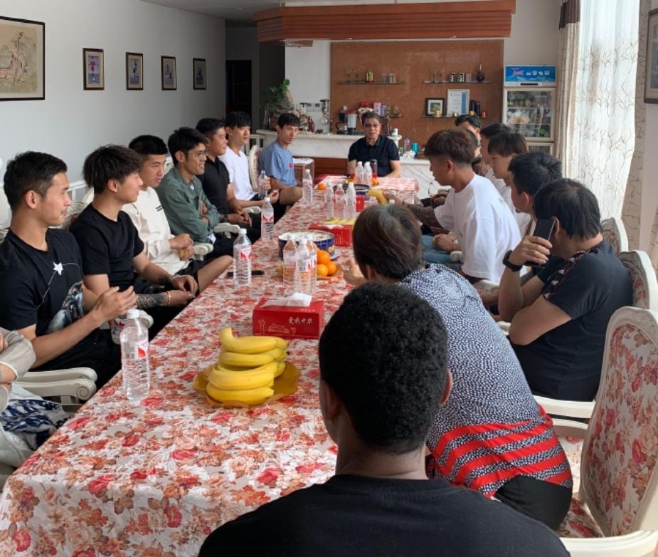 上海国脚集体看望恩师徐根宝！一起喝娃哈哈，范志毅仅坐第6排？