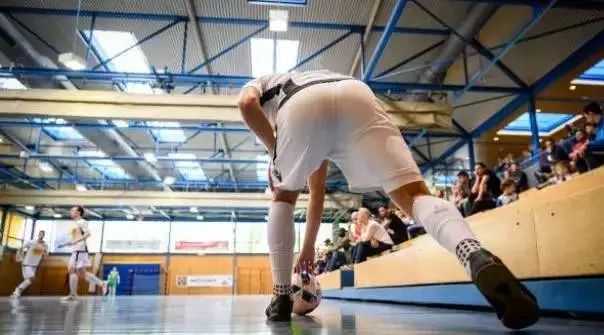 三五好友一起运动一起流汗,五人制足球赛基本战术规则