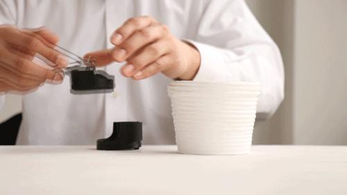 老人家用超大的剪刀剪指甲,老人剪指甲更轻松