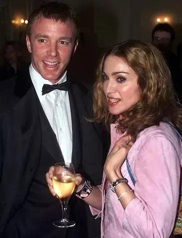 63岁麦当娜牵90后男友现身,麦当娜与小35岁新男友合照