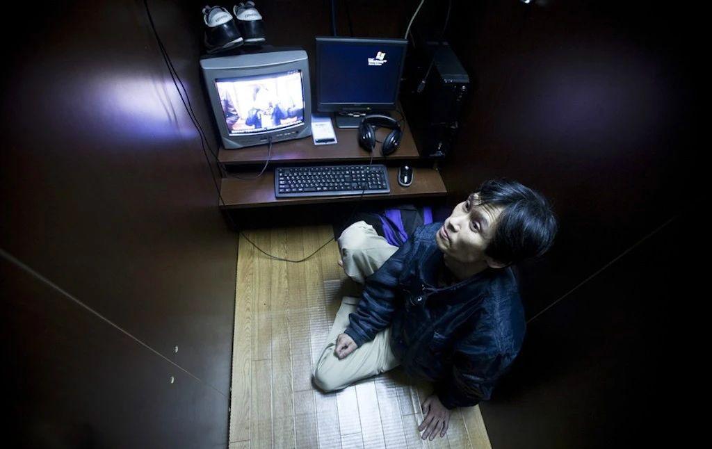 最大的廉价旅馆,不是路边招待所,而是网吧