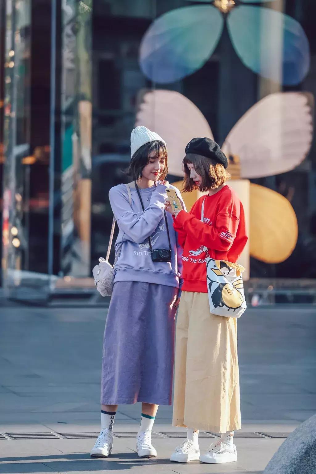 气质冬款裙子穿搭高级感,少女感十足的温柔风穿搭绿色毛衣