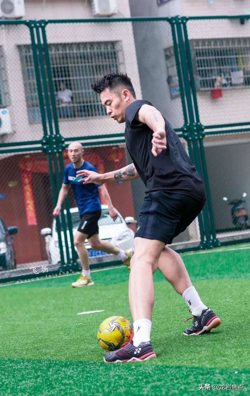 林丹脚踢球,林丹回到球场赢了