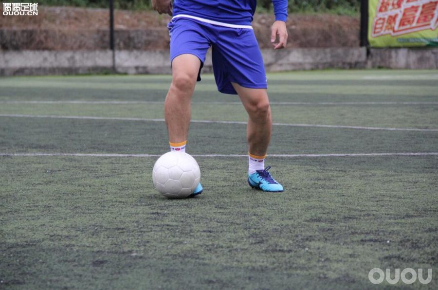 AGorTF你选谁？美津浓MoreliaNeoII两款足球鞋大横评