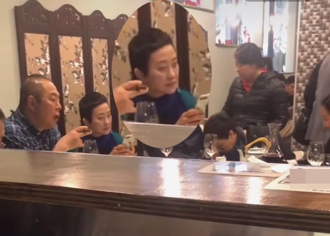 寮犻搧鏋椾笌8涓コ鏈嬪弸杩戠収,寮犻搧鏋楁渶婕備寒濂冲弸