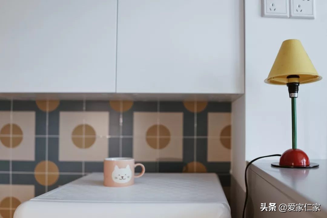 她买下32㎡上海老旧学区房，为女儿打造小桃园，还有超舒适大庭院