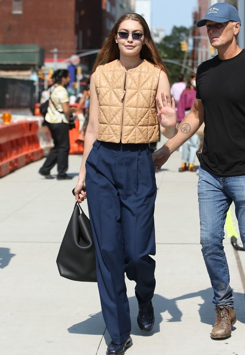 穿温暖驼色系配基础色更质感,摩卡色打底搭配驼色外套