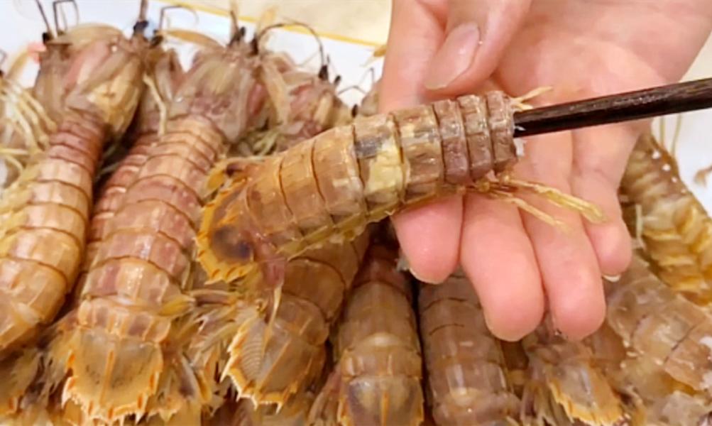 原来皮皮虾剥皮这么简单，一根筷子一撕就行？再也不怕扎手指了