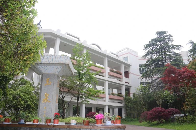 扬州梅岭中学是公办还是民办,扬州梅岭中学有几个公办初中部