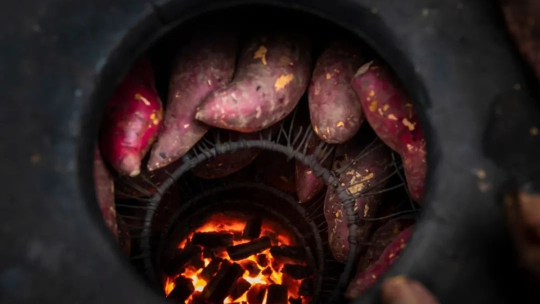 冬天的四大美食烤蜜薯糖炒栗子,冬日必吃烤红薯糖炒栗子奶茶
