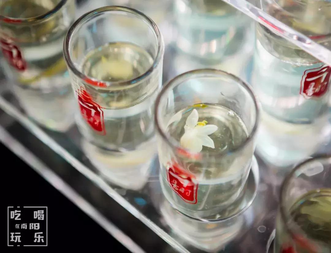 藏身南阳小区边斗酒场，1%的人能找到！茶奥利奥冰激凌吃了都醉？