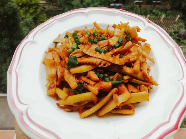 带皮新鲜小竹笋春笋怎么做才好吃,油焖春笋少油