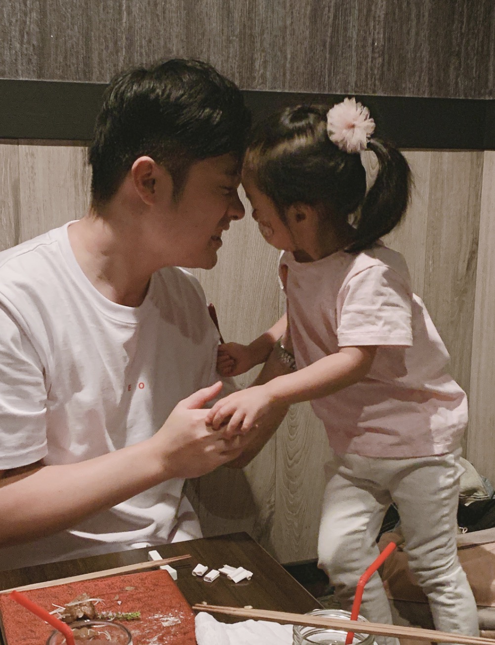 陈赫晒与两女儿温馨合照,陈赫晒女儿合照视频