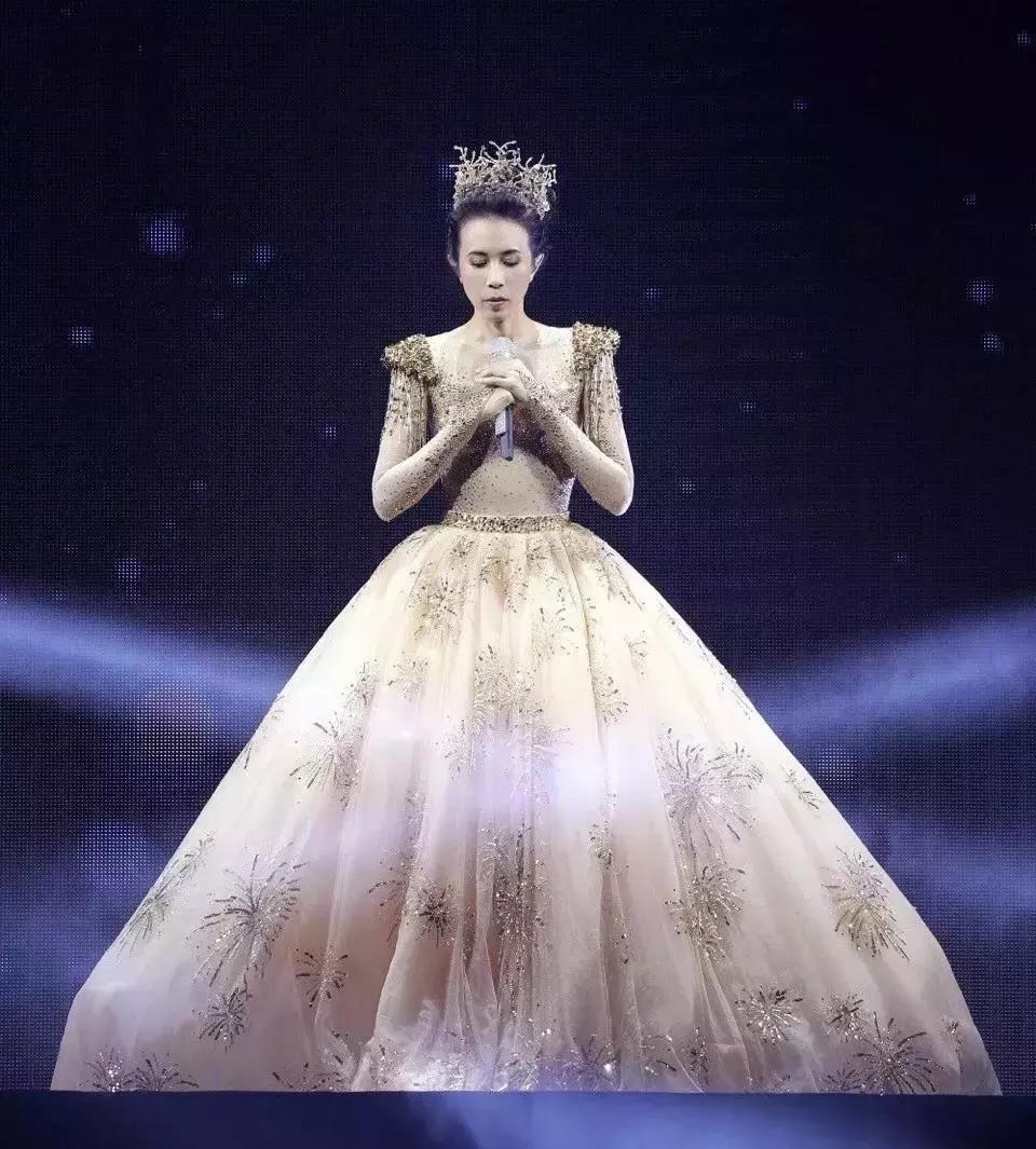 一个人的自律莫文蔚,48岁莫文蔚现在的照片