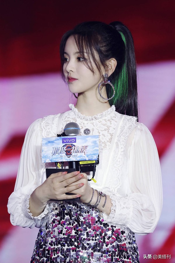 杨超越气质惊艳,杨超越漂亮穿搭