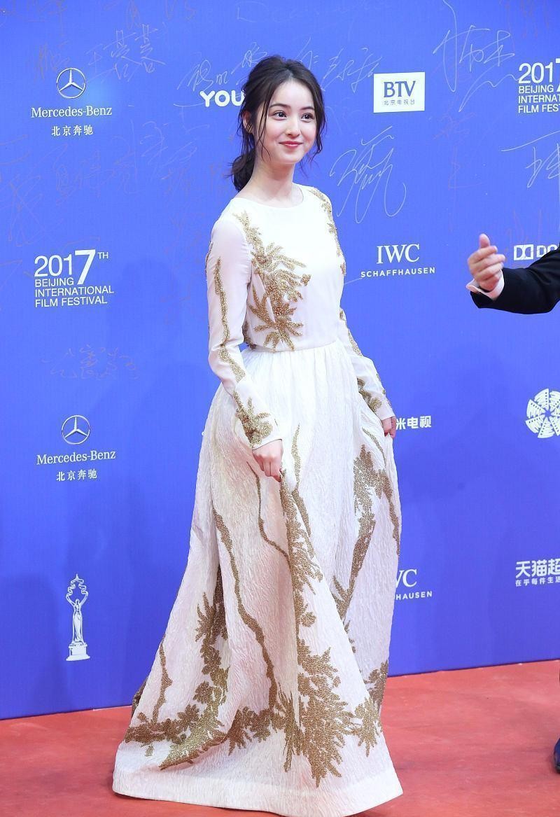 佐佐木希气质太纯了，33岁穿白裙好似偶像女主，看着挺温柔的