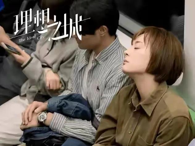 孙俪就是女版邓超,眼睛凸起,眼神凌厉,面相男相,气势凶狠强势