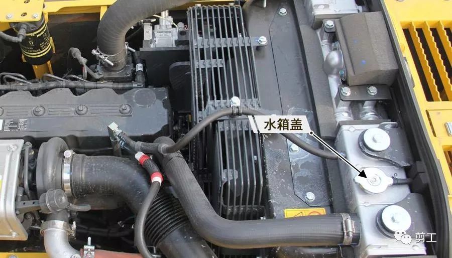 汽车水箱缺水对发动机有哪些损害,发动机高温缺水能立即加水吗