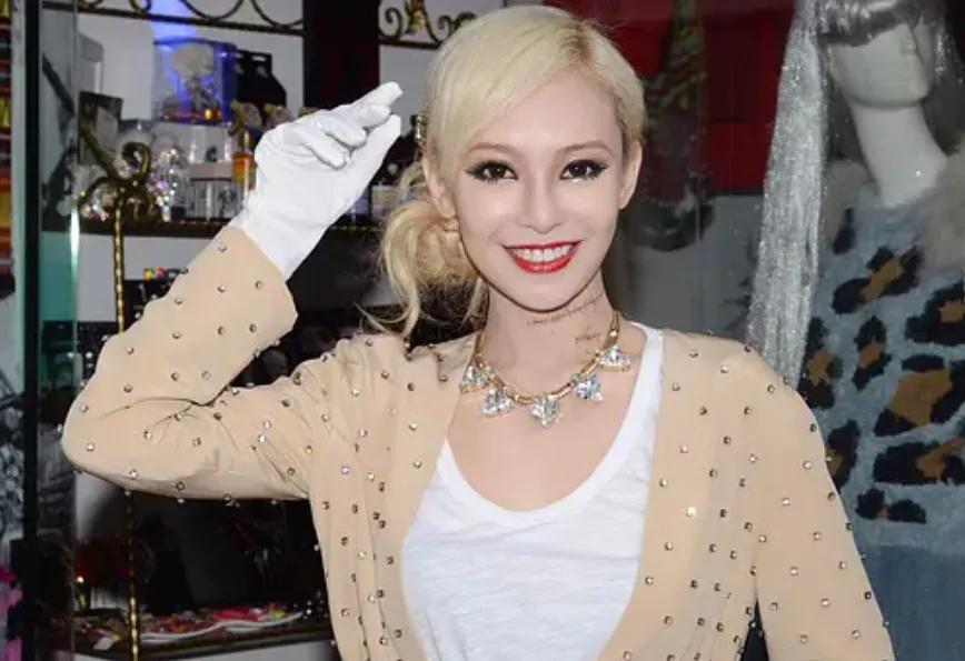 卖假包骗闺蜜！被虚荣心毁掉的女星丁小芹，从康熙女神沦为罪犯