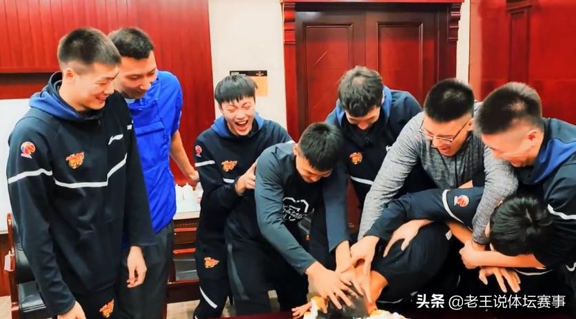 赵睿被易建联砸蛋糕后跑哪里去,赵睿生日砸蛋糕